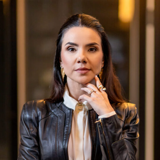 Imagem da Dra. Ana Paula Rezende séria com a mão no rosto